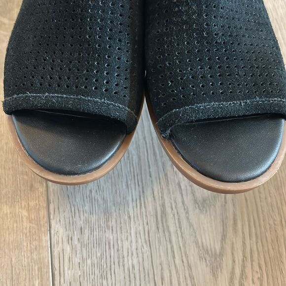 LIKE NEW KOOLABURRA BY UGG RAYCHEL SLIDE SANDAL IN BLACK SUEDE 6.5 - Picture 5 of 10